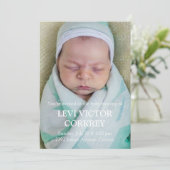 Minimalistische foto + witte tekst baby zegenwens kaart (Staand voorkant)