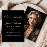 Minimalistische foto Zwart Goud 40ste Verjaardag Kaart<br><div class="desc">Vier het draaien van 40 in stijl met een minimalistisch script Black and Gold verjaardagsuitnodiging! Met strakke zwarte en gouden accenten, elegante scripttypografie en een schoon, modern ontwerp zet deze uitnodiging de toon voor een verfijnd feest. Perfect voor elke locatie, van chique lounges tot intieme bijeenkomsten, het combineert tijdloze elegantie...</div>