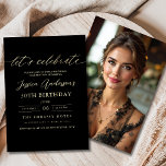Minimalistische foto Zwart Gouden Verjaardag Kaart<br><div class="desc">Vier het draaien van 30 in stijl met een minimalistisch script Black and Gold verjaardagsuitnodiging! Met strakke zwarte en gouden accenten, elegante scripttypografie en een schoon, modern ontwerp zet deze uitnodiging de toon voor een verfijnd feest. Perfect voor elke locatie, van chique lounges tot intieme bijeenkomsten, het combineert tijdloze elegantie...</div>