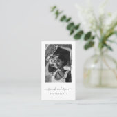 Minimalistische fotokaart met witte rand en script visitekaartje (Staand voorkant)