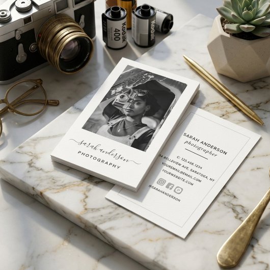 Minimalistische fotokaart met witte rand en script visitekaartje