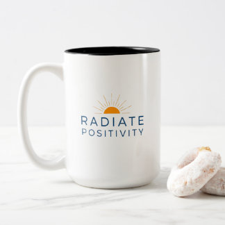 Minimalistische Gele Zon Straalt Positiviteit Uit  Tweekleurige Koffiemok