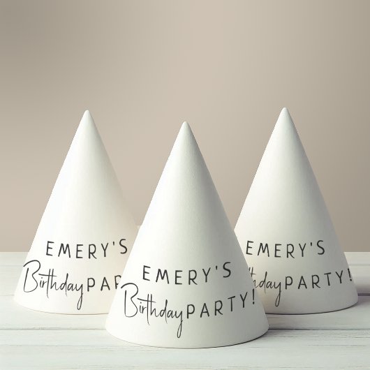 Minimalistische genderneutrale naam met verjaardag feesthoedjes