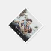 Minimalistische gepersonaliseerde fotonaam datum servet (Hoek)