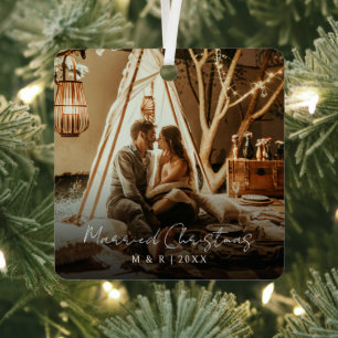 Minimalistische Getrouwde Kerst Scriptie Pasgetrou Metalen Ornament