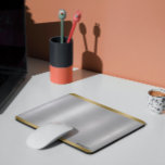 Minimalistische gladde zilveren & gouden metallic  muismat<br><div class="desc">Elegante metallic zilveren textuur,  geborsteld aluminium look met gouden randaccenten - aanpasbare typografie in zwart. Minimalistisch,  eenvoudig,  modern,  gelikt ontwerp.</div>