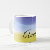 Minimalistische golf gele blauwe lavendel met naam koffiemok (Voorkant links)