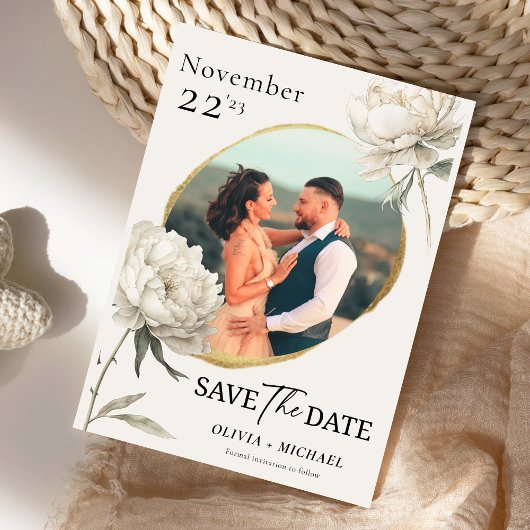 Minimalistische gouden pioenenfoto Save the Date