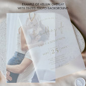 Minimalistische gouden tekst overlay bruiloft vellum uitnodigingen