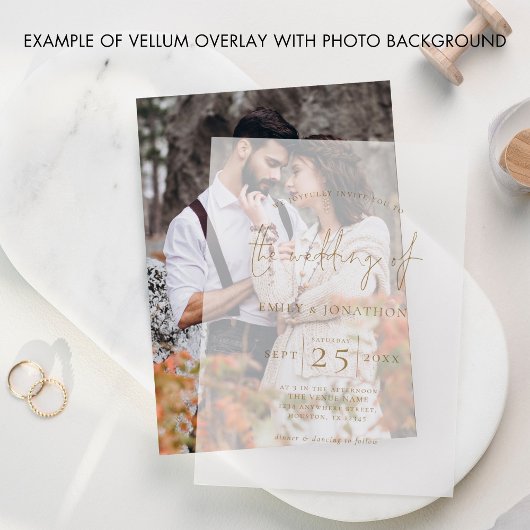 Minimalistische gouden tekst overlay bruiloft vellum uitnodigingen