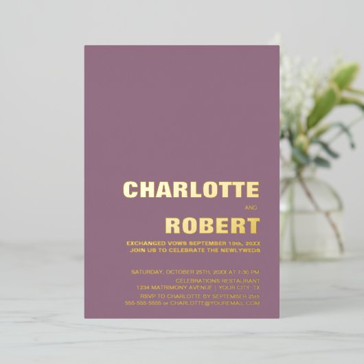 Minimalistische gouden tekst stoffige roze trouwre folie uitnodiging (Staand Voorkant)