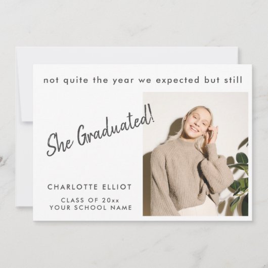 Minimalistische Grappige Afgestudeerde Aangepaste Aankondiging (Voorkant)