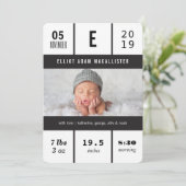 Minimalistische Grid Baby Stats Fotoontwerp Geboor Aankondiging (Staand voorkant)