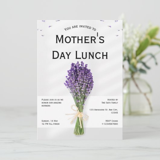 Minimalistische grijs Paarse Moederdag Uitnodigen Kaart (Staand voorkant)