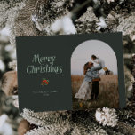 Minimalistische groene boog vrolijke kerstfoto feestdagenkaart<br><div class="desc">Minimale en schone kerstkaart met een groen boogvormig lijst met een typografische tekst die "vrolijk kerstfeest" zegt met een eenvoudige illustratie van rode bessen.</div>