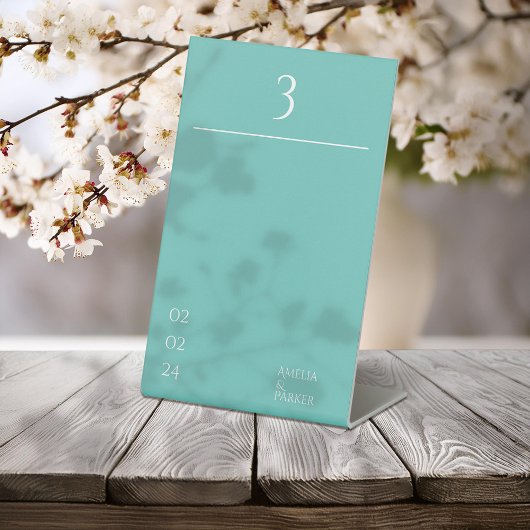 Minimalistische groene bruiloft tafel nummers reclamebord met voetstuk