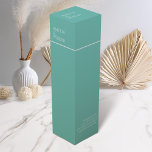 Minimalistische groene bruiloft wijndoos wijn<br><div class="desc">Voeg een vleugje elegantie toe aan uw bruiloft met onze minimalistische groene wijndoos, ontworpen als aanvulling op onze bijpassende briefpapier-suite. Met een strakke, levendige blauwgroen groene achtergrond met witte tekst, brengt dit label eenvoud en verfijning perfect in balans. De doordachte typografie en het samenhangende ontwerp zorgen ervoor dat uw wijnflessen...</div>