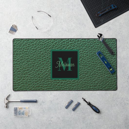 Minimalistische groene monogramnaam bureaumat (Werkstation)