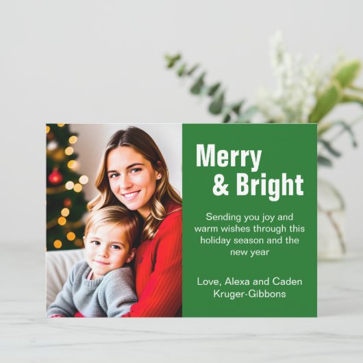 Minimalistische groene "vrolijke & heldere" foto feestdagenkaart (Staand voorkant)
