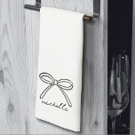 Minimalistische hand getrokken boognaam theedoek<br><div class="desc">Eenvoudige naam Monogram Minimalistische keukenhanddoek. Voeg een stijlvol en functioneel tintje toe aan uw keuken met deze schattige drievoudige handdoek, ideaal voor dagelijks gebruik of speciale gelegenheden. Het ontwerp is voorzien van een enkele hand-getekende boog gecentreerd aan de onderkant wanneer gevouwen, met een gepersonaliseerde naam in zoete handgeschreven script kalligrafie...</div>