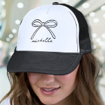 Minimalistische hand getrokken boognaam trucker pet<br><div class="desc">Eenvoudige naam Monogram Minimalistische Trucker Hoed. Deze trendy en stijlvolle trucker met een enkele handgetekende boog bovenaan, gecombineerd met een naam in de elegante handgeschreven scriptkalligrafie hieronder. Zowel de strik als de naam zijn momenteel zwart, maar kunnen aan elke kleur worden aangepast, waardoor het een veelzijdig accessoire is voor iedereen...</div>