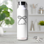 Minimalistische hand getrokken boognaam waterfles<br><div class="desc">Eenvoudige naam Monogram Minimalistische Waterfles. Deze schattige en stijlvolle waterfles heeft een grote handgetekende boog aan de bovenkant, gecombineerd met een naam in elegante handgeschreven scriptkalligrafie hieronder. Het ontwerp wordt prominent weergegeven, waardoor een trendy maar tijdloze look ontstaat. Zowel de boog als de naam zijn standaard zwart, maar kunnen worden...</div>