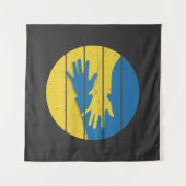 Minimalistische handen ondersteunen Oekraïne, spar Wandkleed (Voorkant (horizontaal))