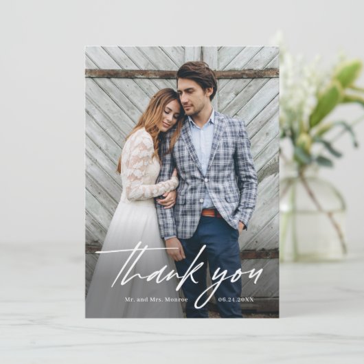 Minimalistische handgeschreven foto bruiloft bedankkaart (Staand voorkant)