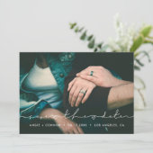 Minimalistische handgeschreven foto save the date  (Staand voorkant)