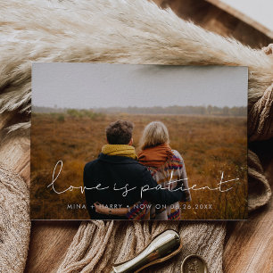 Minimalistische handgeschreven liefde is geduldige briefkaart
