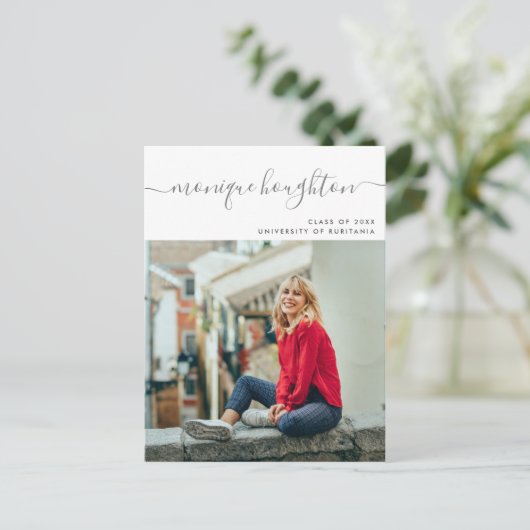 Minimalistische Handgeschreven Naam Foto Afstudeer Uitnodiging Briefkaart (Staand voorkant)