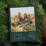 Minimalistische handgeschreven vrolijk kerstfeest  feestdagenkaart<br><div class="desc">Prettige feestdagen! Stuur je warme wensen naar vrienden en familie deze kerst met een gepersonaliseerde foto kerstkaart. Deze bevat minimalistische handgeschreven tekst en vintage typemachine typografie. Maak de jouwe door een aangepaste foto, namen, jaar en andere details toe te voegen. Deze minimale kerstkaart is beschikbaar in andere kleuren en karton....</div>