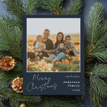 Minimalistische handgeschreven vrolijke kerstfoto feestdagenkaart<br><div class="desc">Prettige feestdagen Nee! Stuur dit kerstseizoen je hartelijke wensen naar vrienden en familie met een gepersonaliseerde kerstkaart. Het bevat een minimalistisch handgeschreven script en een typografie. Maak je eigen door een aangepaste foto, namen, jaar en andere details toe te voegen. Deze minimale kerstkaart is verkrijgbaar in andere kleuren en karton....</div>