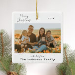 Minimalistische handgeschreven vrolijke kerstfoto keramisch ornament<br><div class="desc">Prettige feestdagen Nee! Stuur dit kerstseizoen je hartelijke wensen naar vrienden en familie met een gepersonaliseerde kerstfoto. Het bevat een minimalistisch handgeschreven script en een  typografie. Maak je eigen door een aangepaste foto,  namen,  jaar en andere details toe te voegen. Deze minimale kerstversiering is verkrijgbaar in andere kleuren.</div>