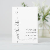 Minimalistische hart tekst bruiloft Save the Date Kaart (Staand voorkant)