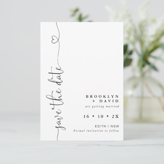 Minimalistische hart tekst bruiloft Save the Date Kaart (Staand voorkant)