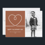 Minimalistische hart terracotta Valentijnsdag foto Feestdagenkaart<br><div class="desc">Stuur liefde deze Valentijnsdag met deze aanpasbare Happy Valentine's Day fotokaart. Het heeft een minimalistisch hart en een eenvoudige typografie. Personaliseer deze minimalistische Valentijnsdag kaart door uw foto,  groet,  namen,  jaar en berichten toe te voegen. Deze foto Valentijnsdag kaart is ideaal voor persoonlijk en zakelijk gebruik.</div>