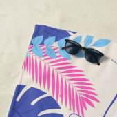 Minimalistische, heldere tropische bladeren met aa strandlaken (In situ)