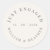 Minimalistische ‘Just Engaged’ Sticker | Warm Wit (Voorkant)