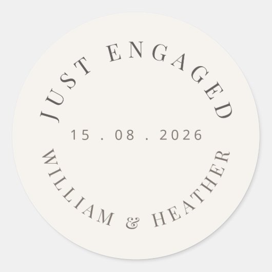 Minimalistische ‘Just Engaged’ Sticker | Warm Wit (Voorkant)