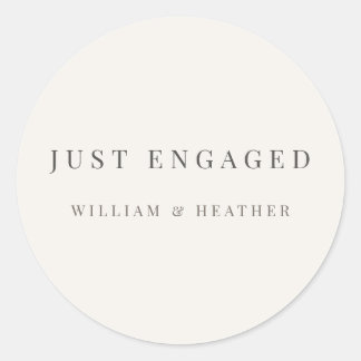 Minimalistische ‘Just Engaged’-sticker | Warm Wit Ronde Sticker