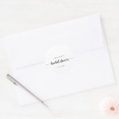 Minimalistische kalligrafie bruidsshower favor  ronde sticker (Envelop)