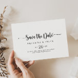 Minimalistische kalligrafie Horizontale bruiloft Save The Date<br><div class="desc">Deze minimalistische horizontale bruiloft met kalligrafie is perfect voor een rustige bruiloft. Het eenvoudige en elegante ontwerp kenmerkt klassieke en fancy manuscripttypografie in zwart-wit.</div>