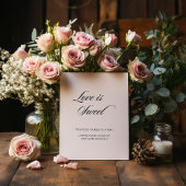 Minimalistische kalligrafie liefde is zoete witte  reclamebord met voetstuk