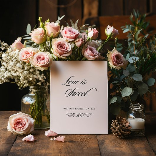 Minimalistische kalligrafie liefde is zoete witte  reclamebord met voetstuk