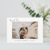 Minimalistische kalligrafie script bruiloft foto bedankkaart (Staand voorkant)
