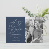 Minimalistische kalligrafie script navy foto save the date (Staand voorkant)