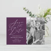 Minimalistische kalligrafie script paarse foto save the date (Staand voorkant)