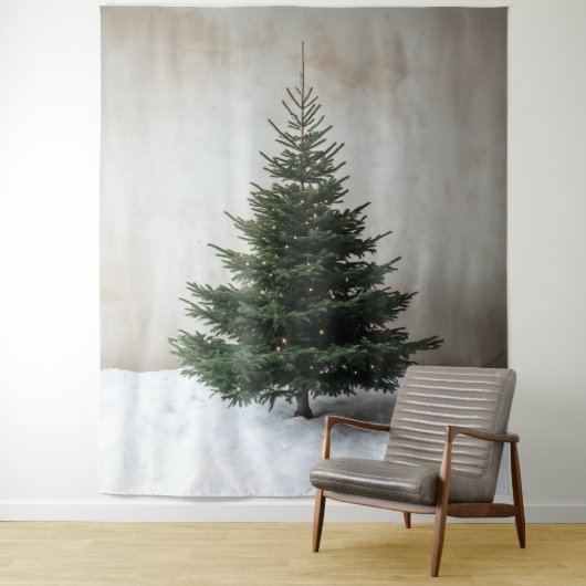 Minimalistische kerstboom met zachte lichten op sn wandkleed (In situ)