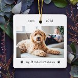 Minimalistische kerstfoto van typemachine Dog Keramisch Ornament<br><div class="desc">Deze eenvoudige en minimalistische kerstfeestdagen zijn voorzien van je favoriete foto van je hond of puppy aan de voorkant, samen met zijn naam, het jaar, en de woorden "mijn eerste kerstmis" in de zwarte typemachine zien tekst met twee leuke poetafdrukken. De rug kenmerkt een andere foto van uw huisdier, verlicht...</div>